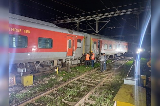 pratapsingh3636's tweet image. मध्य प्रदेश में एक और ट्रेन हादसा
रानी कमलापति सहरसा एक्सप्रेस पटरी से उतरी, यात्री हो रहे है परेशान 

#train #Itarsistation #RaniKamlapatiSaharsaExpress
#SaharsaExpress #Itarsi #mpnews 
@RailMinIndia
 
@AshwiniVaishnaw
 @narendramodi