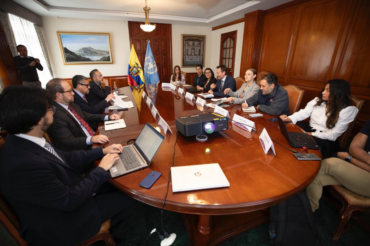 CancilleriaEc's tweet photo. En la cita se revisaron los datos del Análisis de Refugiados y Migrantes (RNMA 2023) y la Plataforma Regional Interagencial para Refugiados y Migrantes de Venezuela (R4V), enfocándose en las tendencias de los flujos migratorios mixtos y las proyecciones para este año y los siguientes, tanto en el Ecuador como en la región.