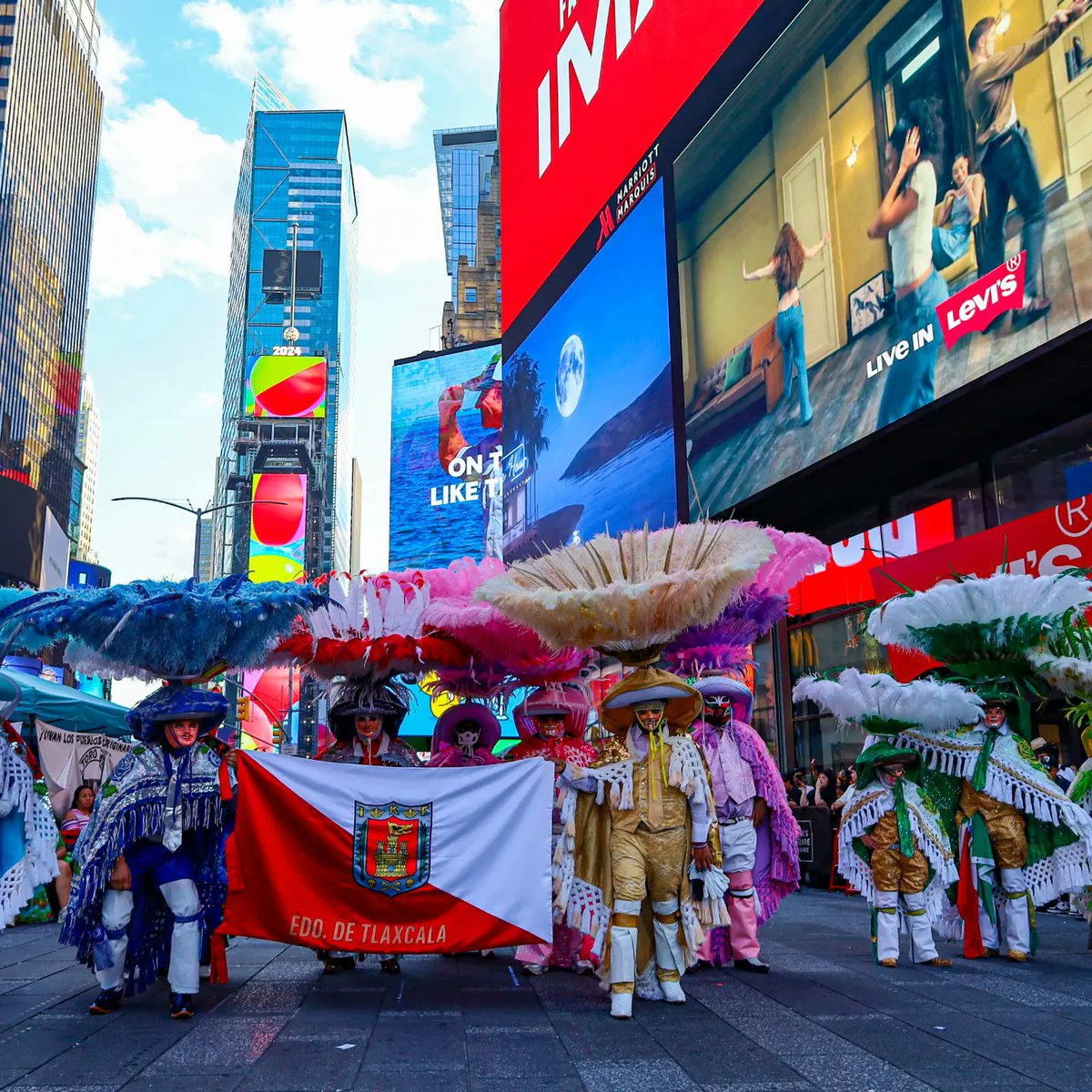 casapueblanynj's tweet photo. @casapueblanynj , acompaño al  #ConcejodelosPueblosOriginarios, para conmemorar su 4to año consecutivo en la Semana de Los Pueblos Originarios en #TimesSquare, con #Rituales,  #Danzas, #Poesia y una #PasareladeTextilesIndigenas 
Que vivan Los Pueblos Originarios https://t.co/y0yOTigSOy