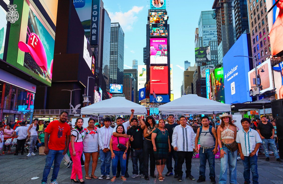 casapueblanynj's tweet photo. @casapueblanynj , acompaño al  #ConcejodelosPueblosOriginarios, para conmemorar su 4to año consecutivo en la Semana de Los Pueblos Originarios en #TimesSquare, con #Rituales,  #Danzas, #Poesia y una #PasareladeTextilesIndigenas 
Que vivan Los Pueblos Originarios https://t.co/y0yOTigSOy