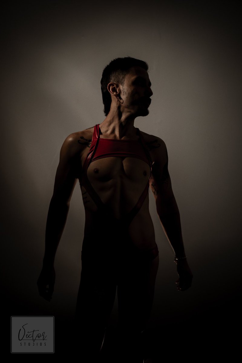 _VectorStudios's tweet photo. Juans first studio shoot!
Talk about steamy!
#vectorstudios #sydneyphotography #boudoirstudio #malenude #leatherboy #gaymodels #maleboudoirmodel #maleboudoir #westernsydneyphotographer #westernsydneyphotography https://t.co/46inVfYLYp