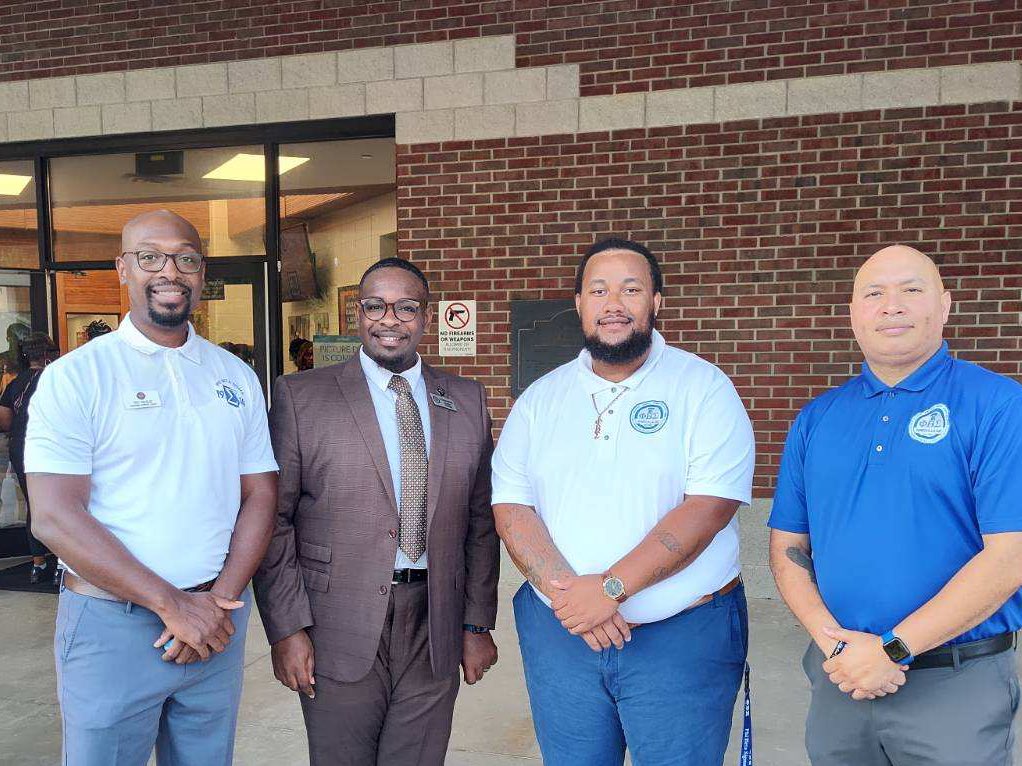 Its_MrPeterson's tweet image. ✨I’m so grateful for these gentlemen and how they support our learning community. I look forward to another wonderful year of partnership. #DayOne #DreamBelieveAchieve #IntentionMatters
