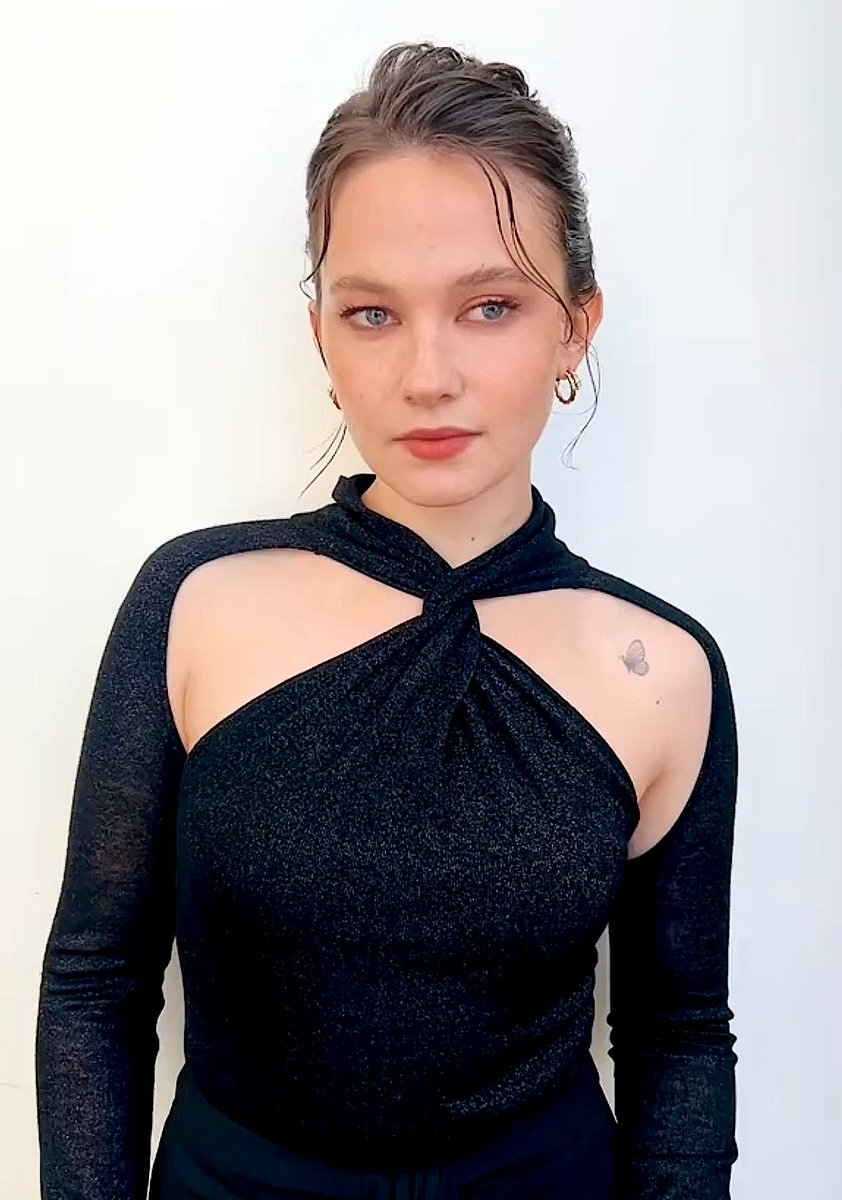 spaenysource's tweet photo. everyone say thank you to cailee’s makeup artist for this https://t.co/odCS9KV46N