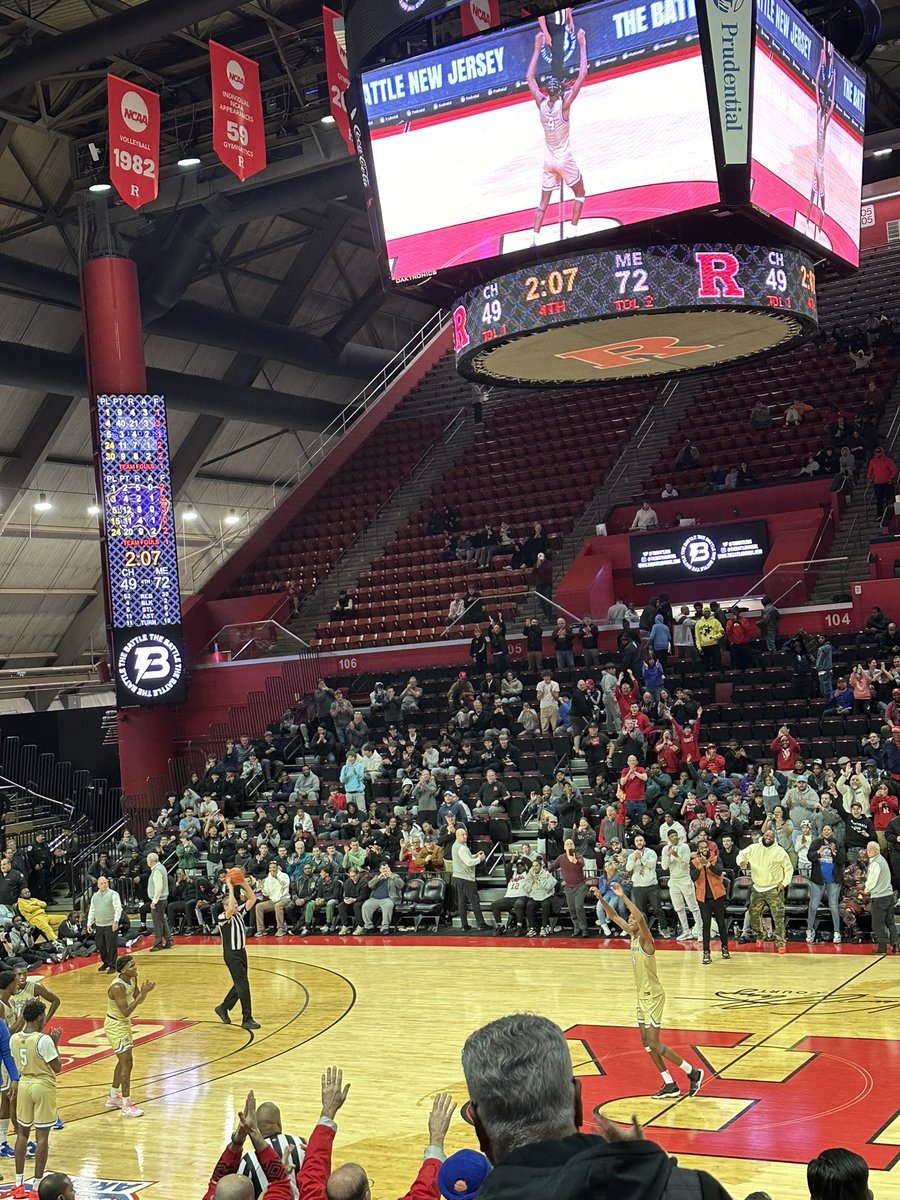 ethan_folz's tweet photo. @brhoops @dy1anharper @AiriousB Timeout called just for Ace’s wave with over 2 left after a 40 point 20 board game, just wait until this place is packed 👀 https://t.co/uZ7DbhLr47