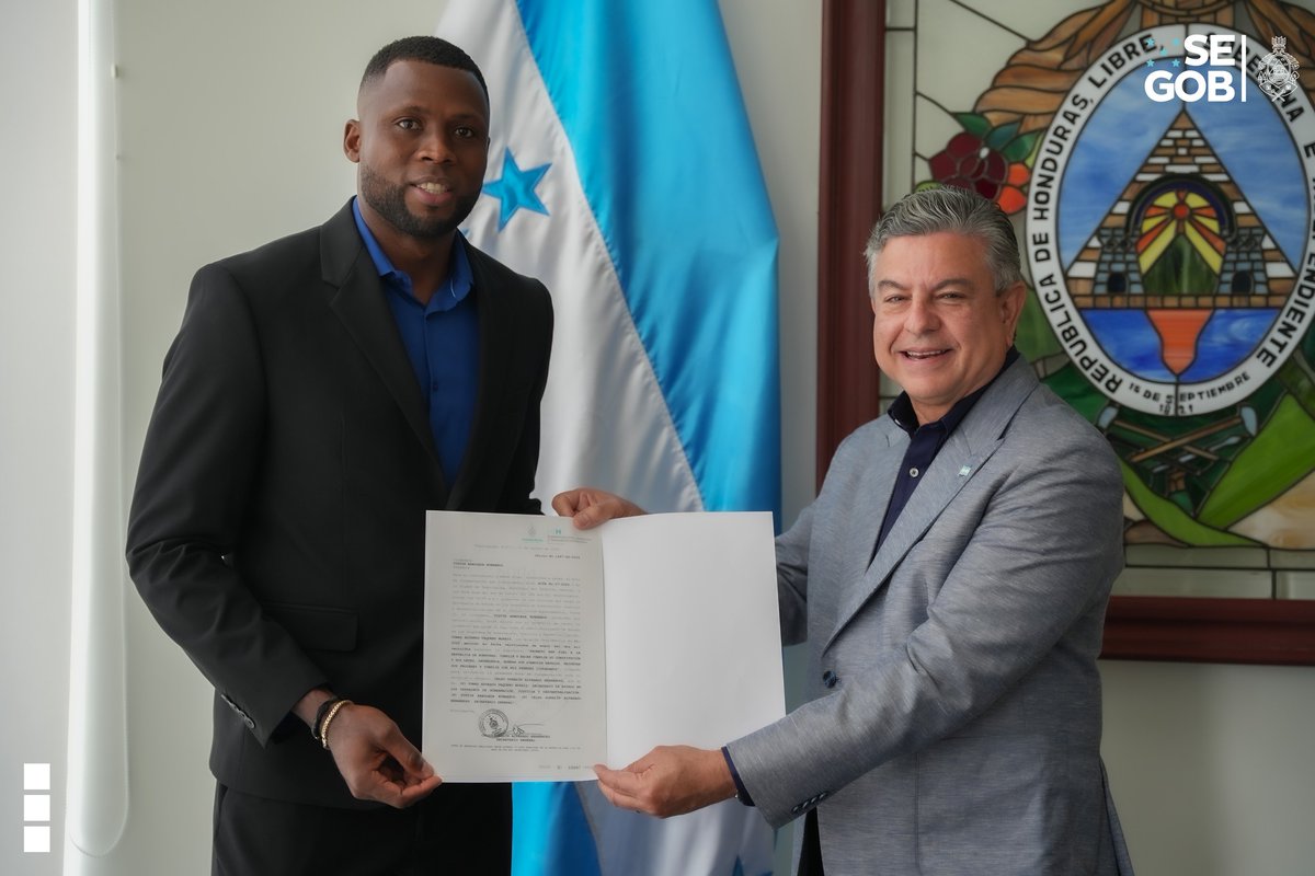 GustavoRocaGOL's tweet photo. 🇭🇳💥 EL NUEVO DELANTERO DE LA 'H'

Les presento a Yustin Arboleda Buenaños (32), hondureño como usted y como yo... hoy fue nacionalizado y juramentado como CATRACHO y es un futurible para la Selección Nacional de Honduras.

✔️119 goles en la Liga Nacional
✔️x2 Títulos de goleo de Liga Nacional
✔️x8 Campeón en Honduras
✔️Campeón Copa en Honduras
✔️Campeón Supercopa en Honduras
✔️x1 Campeón en Guatemala
✔️x1 Campeón en Venezuela
✔️x1 Campeón en Panamá
✔️x1 Campeón Liga Concacaf

¡¡EL COLOCATRACHO!! 🇨🇴🔜🇭🇳
