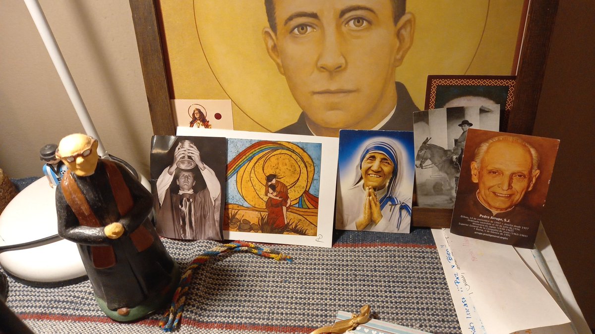 "Si toda resistencia parece absurda cuando se presiente el fin, ¿por qué no detenernos a meditar en estos santos? ¿Acaso no son una muestra de que algo existe del otro lado del absurdo? No sabemos si al final del camino, la vida aguarda como un mendigo que nos extenderá la mano"