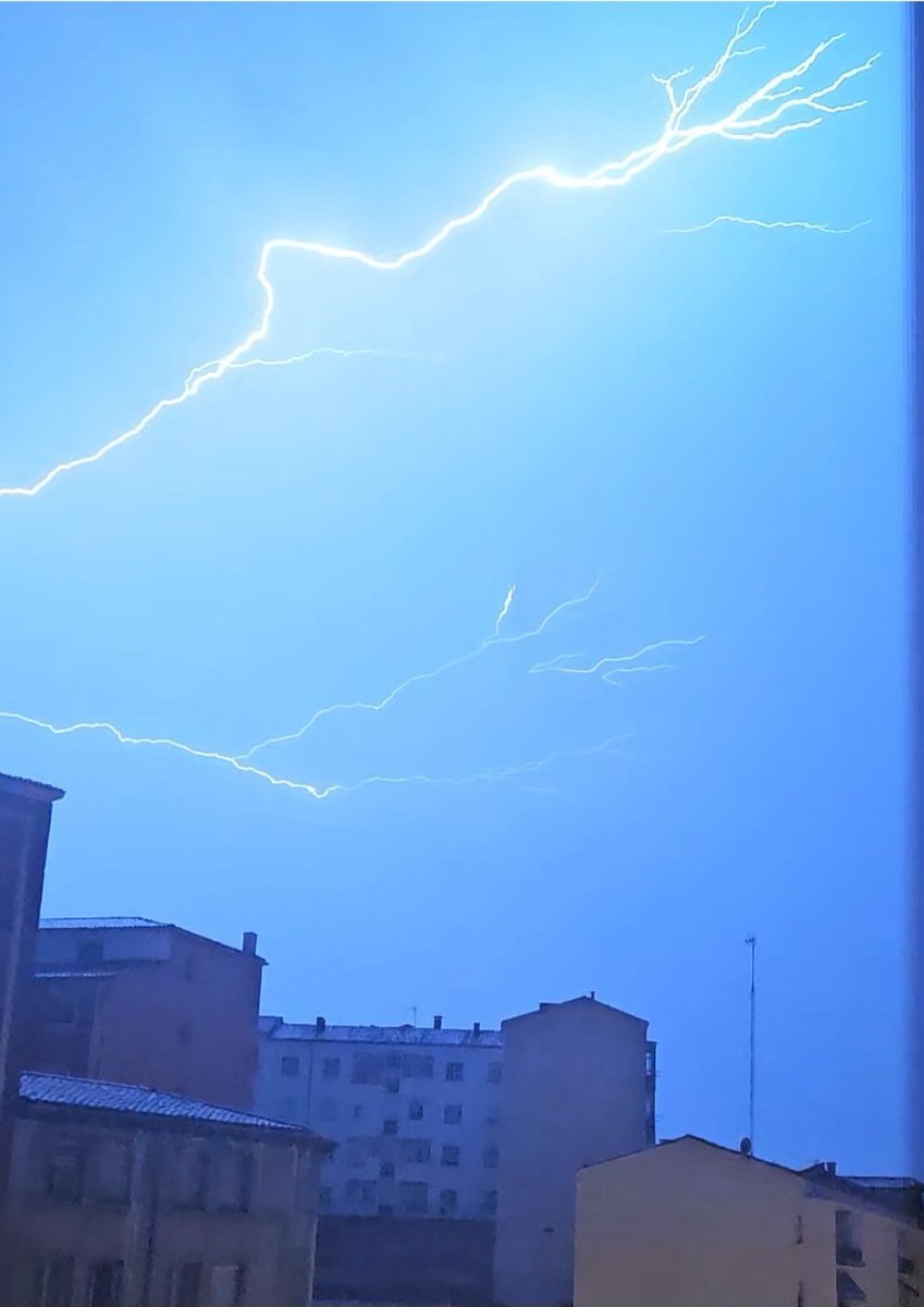 pazperez's tweet photo. Soria  tormenta a las 1:20 horas.@tiempo_rtvcyl https://t.co/yh3nD2Pb37