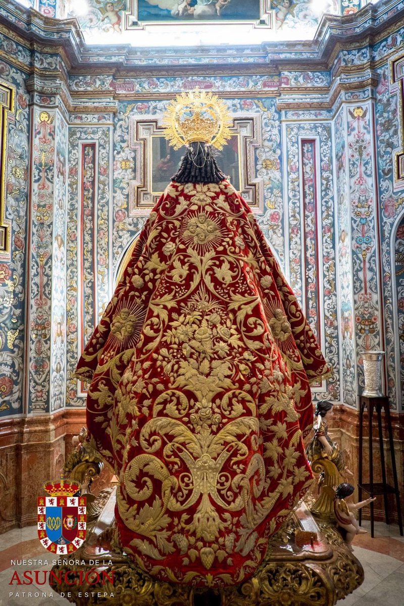 EL MANTO DE LAS HERMANAS ANTÚNEZ

A finales del siglo XIX, con intervención de la marquesa de Cerverales, la Hermandad de Ntra. Sra. de la Asunción encargó al taller de las hermanas Antúnez el manto bordado de salida procesional, que fue estrenado el 15 de agosto de 1893.