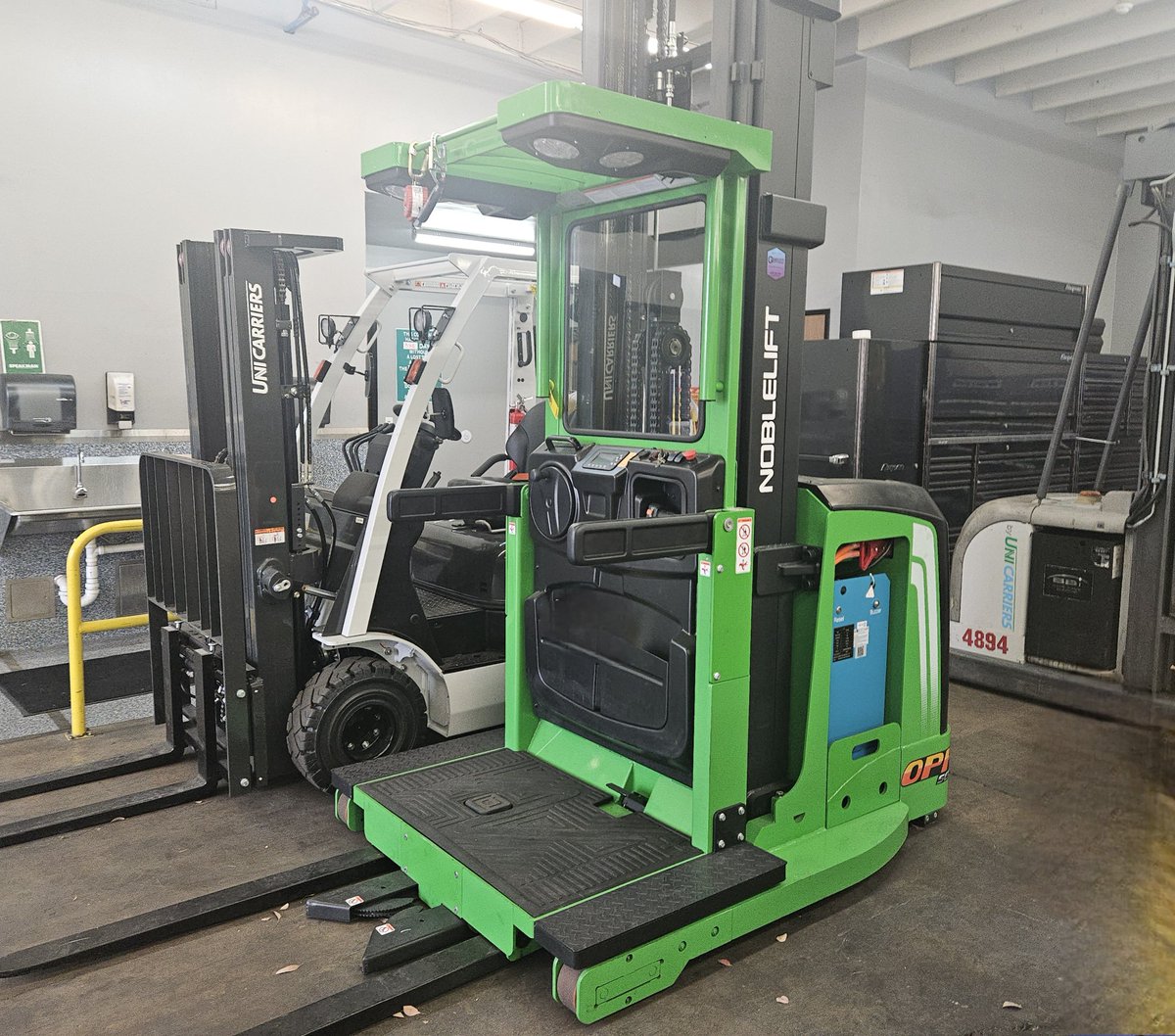 DonofNoblelift's tweet image. The OPH26K Series 354&quot; LITHIUM-IRON order picker is specifically designed for picking orders from warehouse racking in standard and narrow aisles. Unlike traditional forklifts that lift pallets, order picking #noblelift #orderpicker