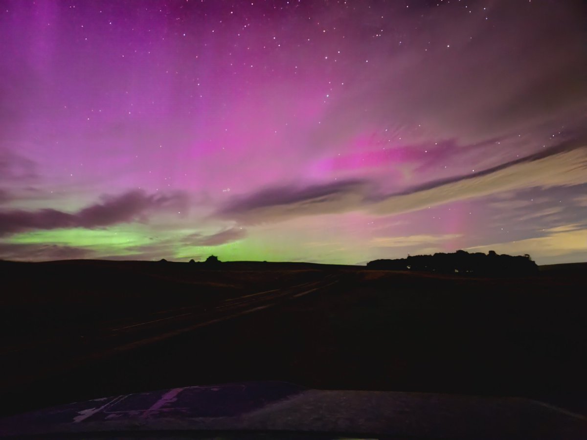 Smalien's tweet image. Went looking at the #Perseids meteors and ended up seeing the #Auroraborealis #northernlights can't complain