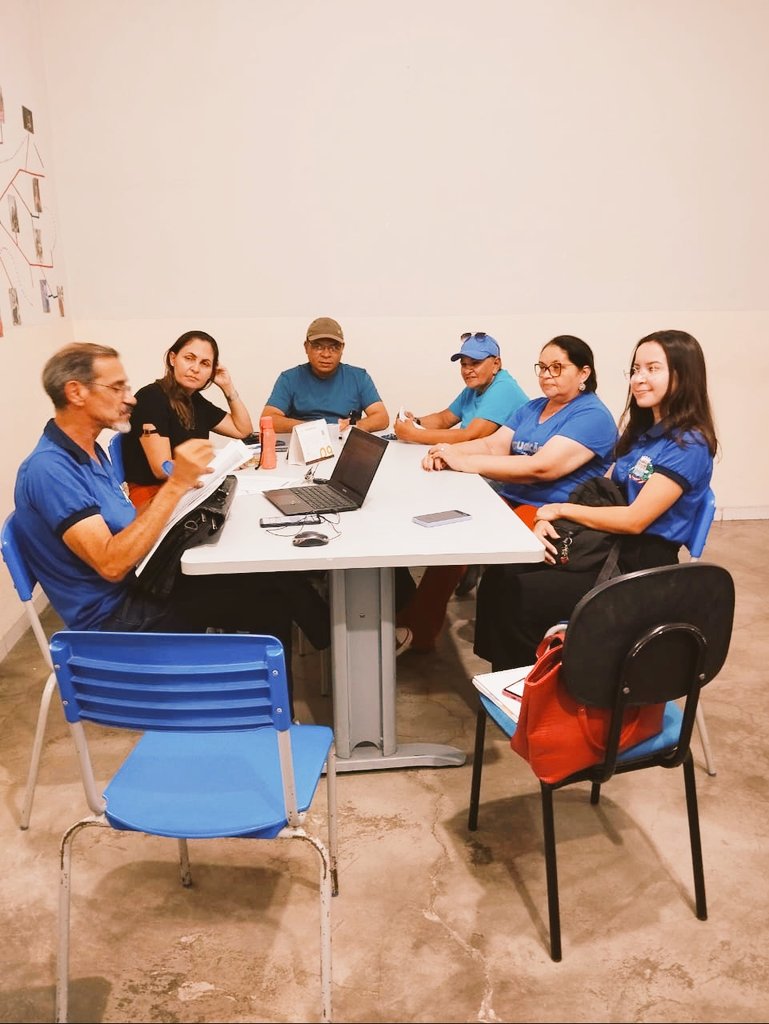 Hoje participei da reunião  do projeto de coleta de materiais Reciclaveis do nosso município  Florania RN!! Vamos iniciar  orientando a população  como devemos reciclar e separar seu próprio lixo. RECICLAR , CAPACITAR E CONSCIENTIZAR!!