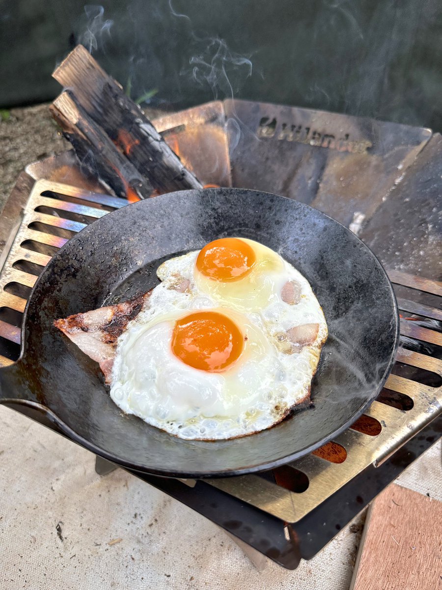 k2ya's tweet photo. 昨夜は☔️で焚き火できなかったからリベンジ🔥ベーコンエッグ🍳
モカシェルフミニでククサにコーヒー淹れるとハネる😂当たり前か💦
それといつものホットサンド🥪

#minimalworks 
#GSI 
#SOTO 
#UNFLAME 
#0229furniture 
#鹿番長 
#turkclassic 
#Hilander 
#Quickcamp https://t.co/HZBLU5w2E7