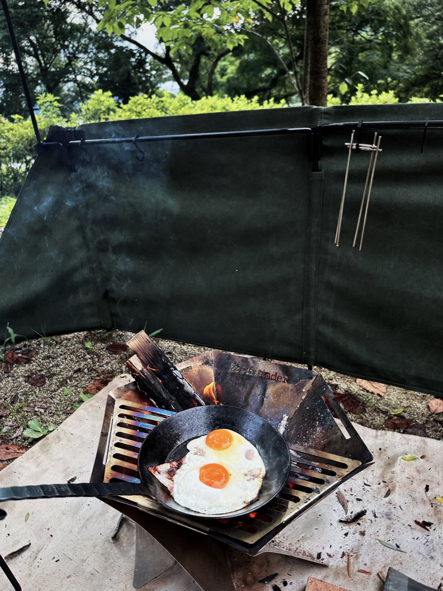 k2ya's tweet photo. 昨夜は☔️で焚き火できなかったからリベンジ🔥ベーコンエッグ🍳
モカシェルフミニでククサにコーヒー淹れるとハネる😂当たり前か💦
それといつものホットサンド🥪

#minimalworks 
#GSI 
#SOTO 
#UNFLAME 
#0229furniture 
#鹿番長 
#turkclassic 
#Hilander 
#Quickcamp https://t.co/HZBLU5w2E7