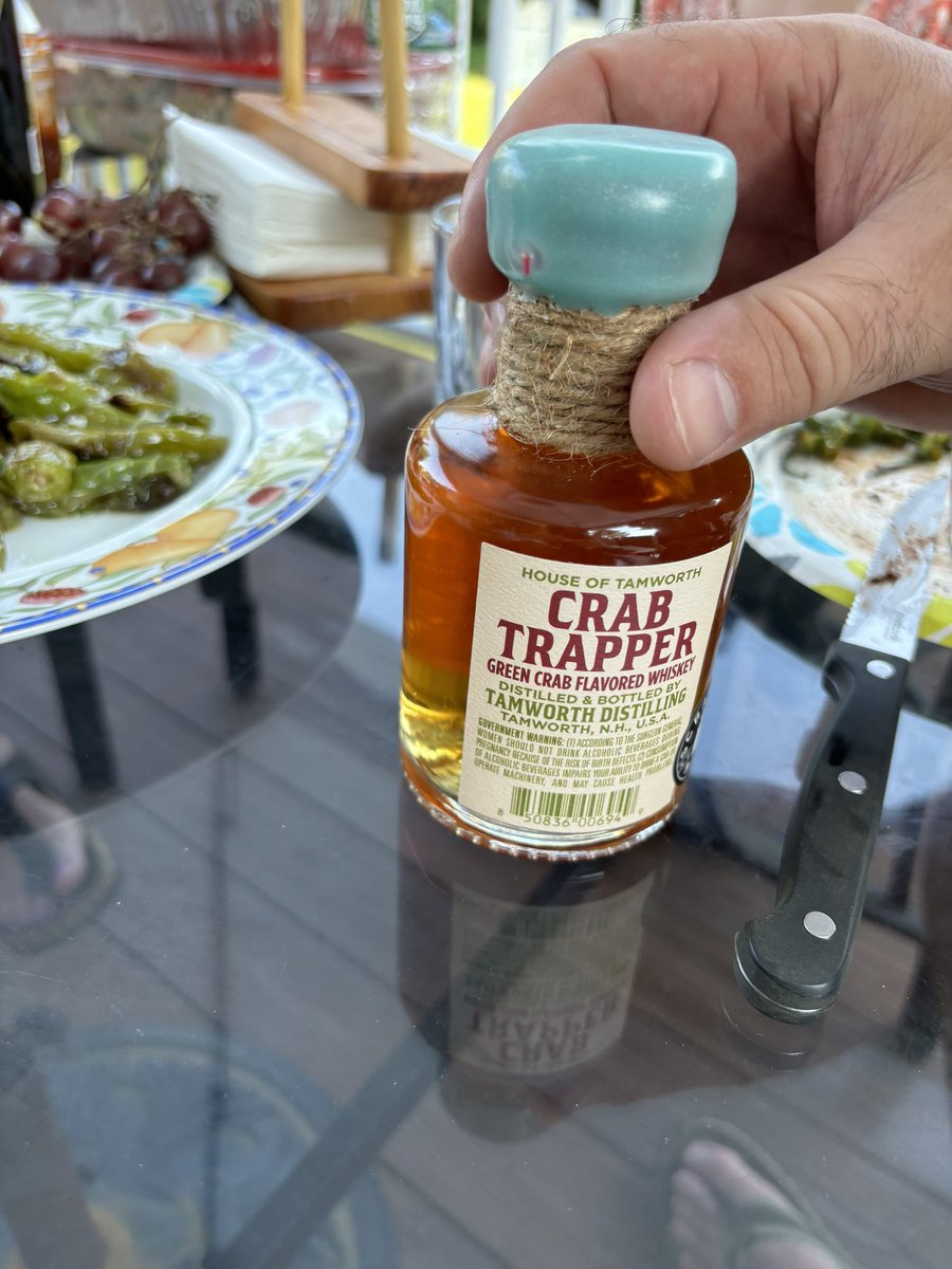 IggiMouse's tweet photo. The first (crab trapper) made with green crabs - tastes like cheap whiskey. 
The second, Blue Note bourbon whiskey is simply smooth - reminiscent of late night campfires and smores. Warms you entirely. #bluenotebourbon #saturdaysips https://t.co/OOLOr9wGR6