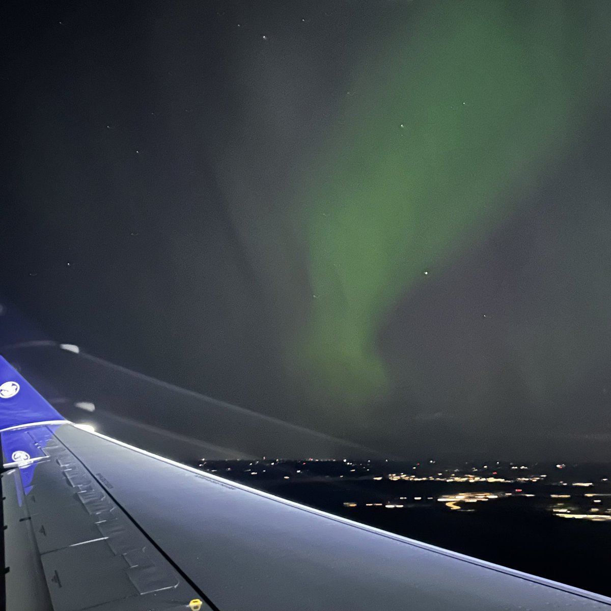 Paris - Stockholm, depuis l’avion
Les aurores illuminent le ciel suédois 🇸🇪✨
Quelle magie 🤩

<a href="/EricLagadec/">Eric Lagadec✨🌍</a> <a href="/XploraSpace/">Xplora</a> <a href="/airfrance/">Air France</a> <a href="/AirFranceFR/">Air France FR</a> 

#aurora #aurore #auroreboreale #northernlights #auroraborealis