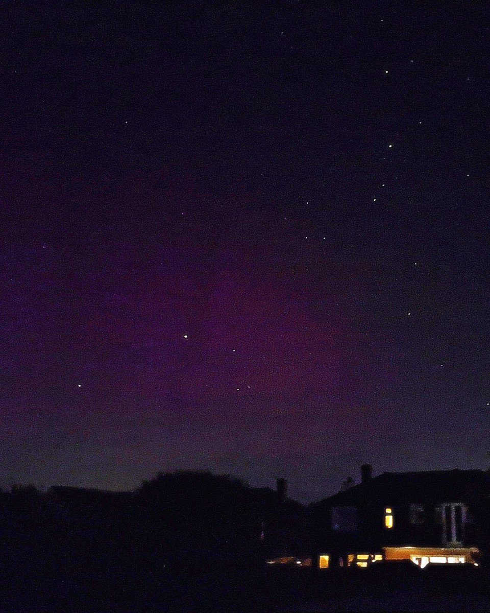 ckidman85's tweet photo. What an amazing end to the day! 😍 #northernlights #aurora #SaffronWalden #Essex @UKWeatherLive @AngliaWeather @bbcweather @metoffice @ChrisPage90 @WeatherAisling @AmandaHouston @carolkirkwood @Kate_Kinsella @lizzieweather @essexlive https://t.co/upQiL26h6c