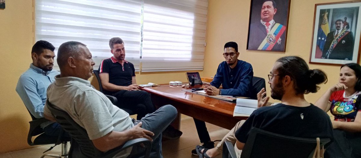 Estrechando lazos de amistad entre Venezuela y España.🇻🇪🇪🇦

 los camaradas Diego Berdasco y el periodista Bernat Bidegain Ros, visitaron en la casa madre "La Yaya" dónde estuvieron intercambiando experiencias con compañeros de nuestra de la D.N

#TUPAMARO
<a href="/NicolasMaduro/">Nicolás Maduro</a>