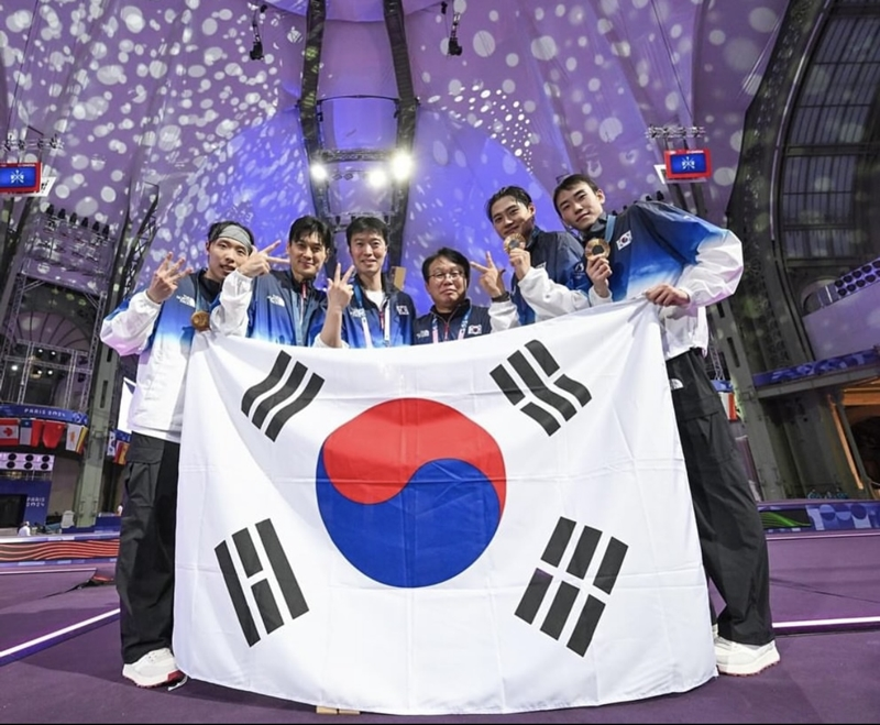 imbcenews's tweet photo. 구본길→오상욱 뉴 어펜져스, '현무카세' 전현무·김지석 만난다
#2024파리올림픽 #펜싱 #구본길 #GuBongil
#도경동 #DoGyeongdong #오상욱 #OhSanguk
#박상원 #ParkSangwon #iMBC
구본길, 오상욱, 도경동, 박상원은 펜싱 사브르 단체전에서 3연속 금메달을 획득하며, ‘뉴 어펜져스’(어벤져스+펜싱)라는 애칭과 함께 전 국민적인 관심과 사랑을 끌어 모았다.
‘뉴 어펜져스’와 어떤 토크를 펼칠지, 또한 전현무가 대접할 국가대표 맞춤 코스는 무엇일지 기대감이 솟구친다.
⬇️기사 Click Plz⬇️
https://t.co/E9TsQwvmkH