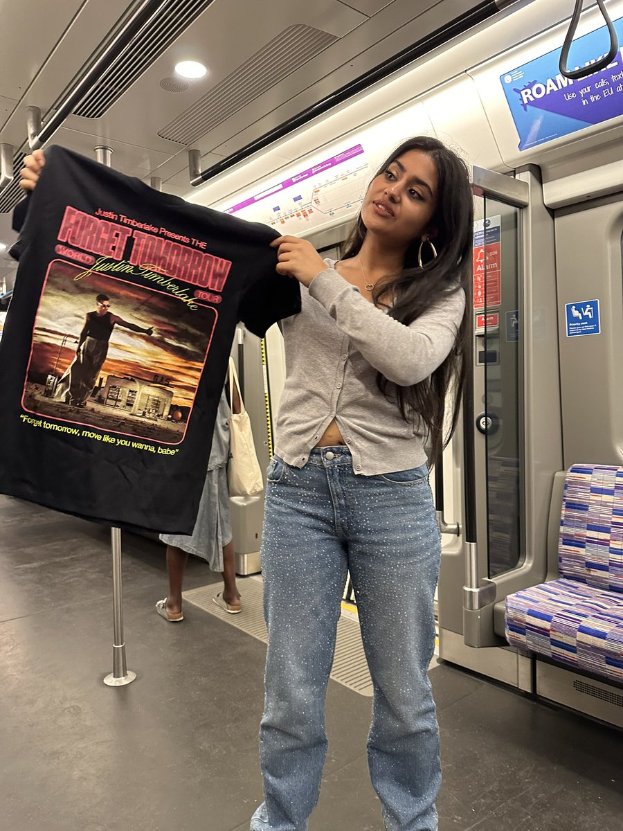 JUSTIN TIMBERLAKE SAID HAPPY BIRTHDAY TO ME TODAY AT THE LONDON SHOW 🥹 WHAAAAAATTTTTTTT 

(this is me and my merch on the way home (still sooooo in disbelief!! what?!!?!))

#JustinTimberlake #london