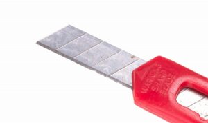 カッターの起源は日本です。岡田さんという日本人が戦後の困難な時代に、ガラスを使って紙を切る方法を思いつきました。アメリカの占領軍兵士が食べていたチョコレートの折り目にヒントを得て、刃に刻みを入れることを思いついたのです。