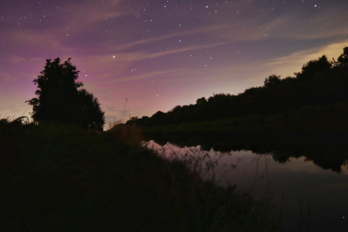 Lbar90's tweet photo. @kerriegosneyTV @LaraRostronTV @itvcalendar @BBCLookNorth @IanWhiteNews aurora present tonight with reflection slightly in canal in South Yorkshire just outside Thorne Doncaster! #Aurora https://t.co/tQNmAzqpTo