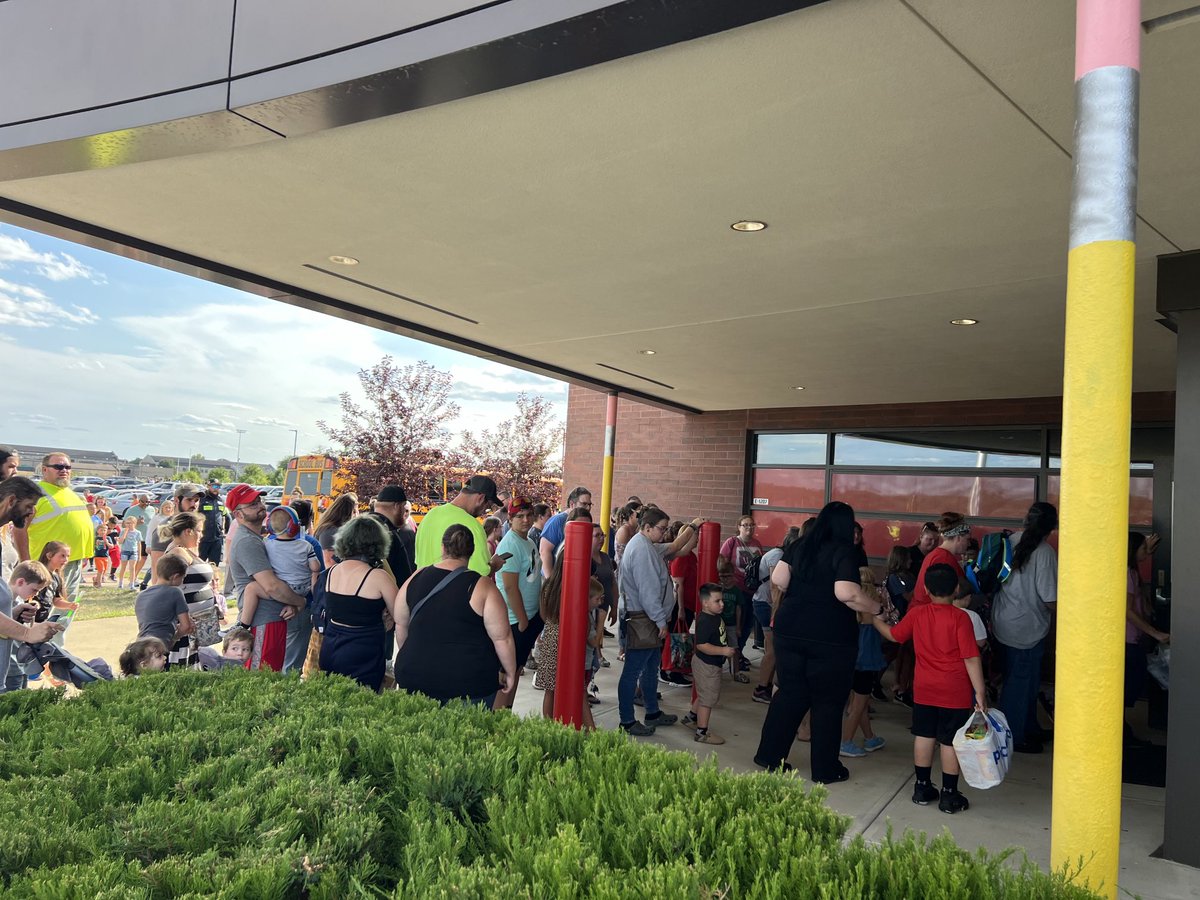 Popsicles with the Principals during ⁦<a href="/CESTigerPride/">Circleville ES</a>⁩ Open House! Packed house as students, parents and grandparents met their new  teachers and found their classrooms…Wednesday is coming!! ❤️🖤❤️🖤