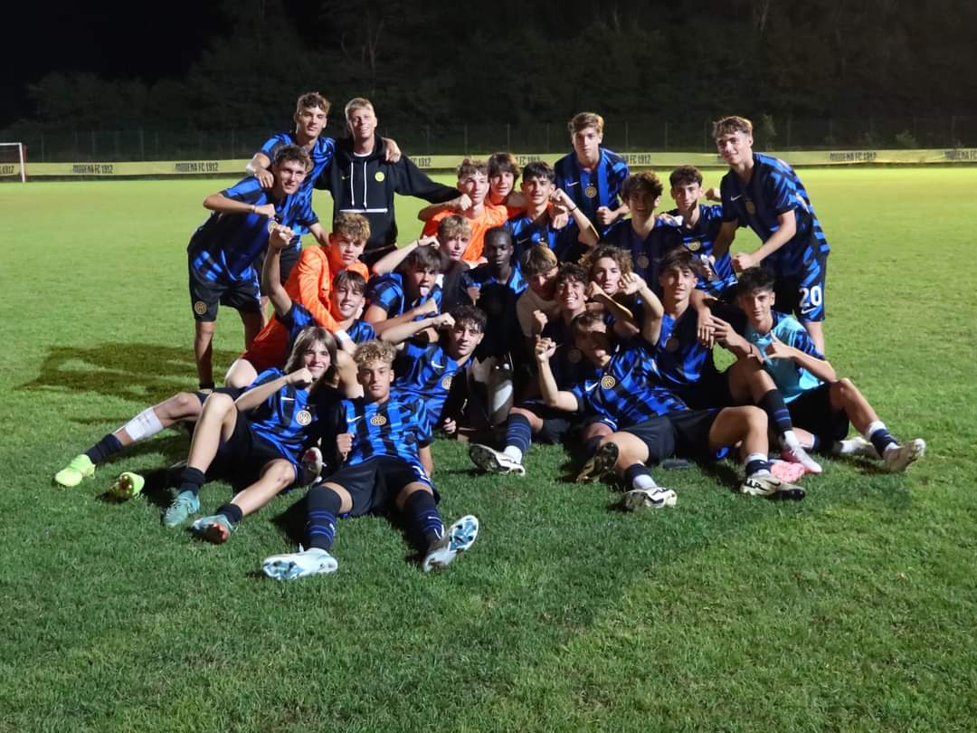 FabioAlampi's tweet photo. #Inter, primo trofeo da allenatore per Handanovic: la sua U17 vince il Memorial Seghedoni, battuta in finale l'Atalanta 2-1 (gol di Sorino e Fofana, a segno Kolakovic per i bergamaschi)

#InterYouth ⚫🔵 https://t.co/ENsIuS3jCa