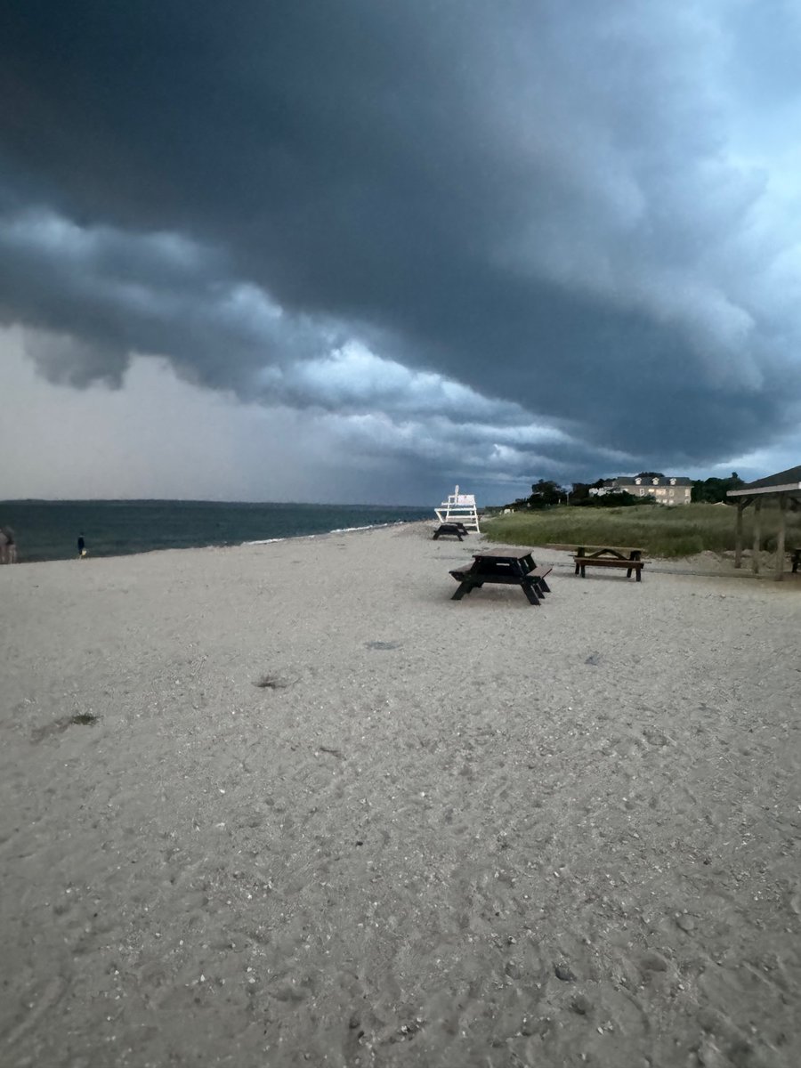 TWINTIERS2's tweet photo. Shelf Clouds…..Sunset 
#sunset #shelfclouds #clouds #MondayMotivaton #Monday #beach #longisland https://t.co/8iG2tnR8ES