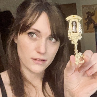RenaeDeLiz's tweet photo. #NewProfilePic Got these gorgeous copies of the “Snow White’s Glass Coffin Key” I designed for @SkeltonCrew (they also did amazing Locke &amp; Key replicas 🗝️) by @GR_comics 

You can get a copy here ❤️ https://t.co/Lj15Hi1QyV

#SnowWhite #FairyTale #Key #Art #RenaeDeLiz https://t.co/5XTP9HkOfZ