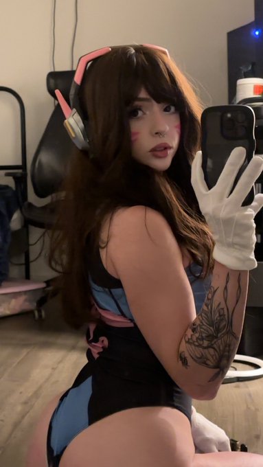 Suited up! 💕 #dva #cosplay #nsfwtwt https://t.co/TqQmYvKd67<a href="/tag/dva"class="tags">#dva</a><a href="/tag/cosplay"class="tags">#cosplay</a><a href="/tag/nsfwtwt"class="tags">#nsfwtwt</a>