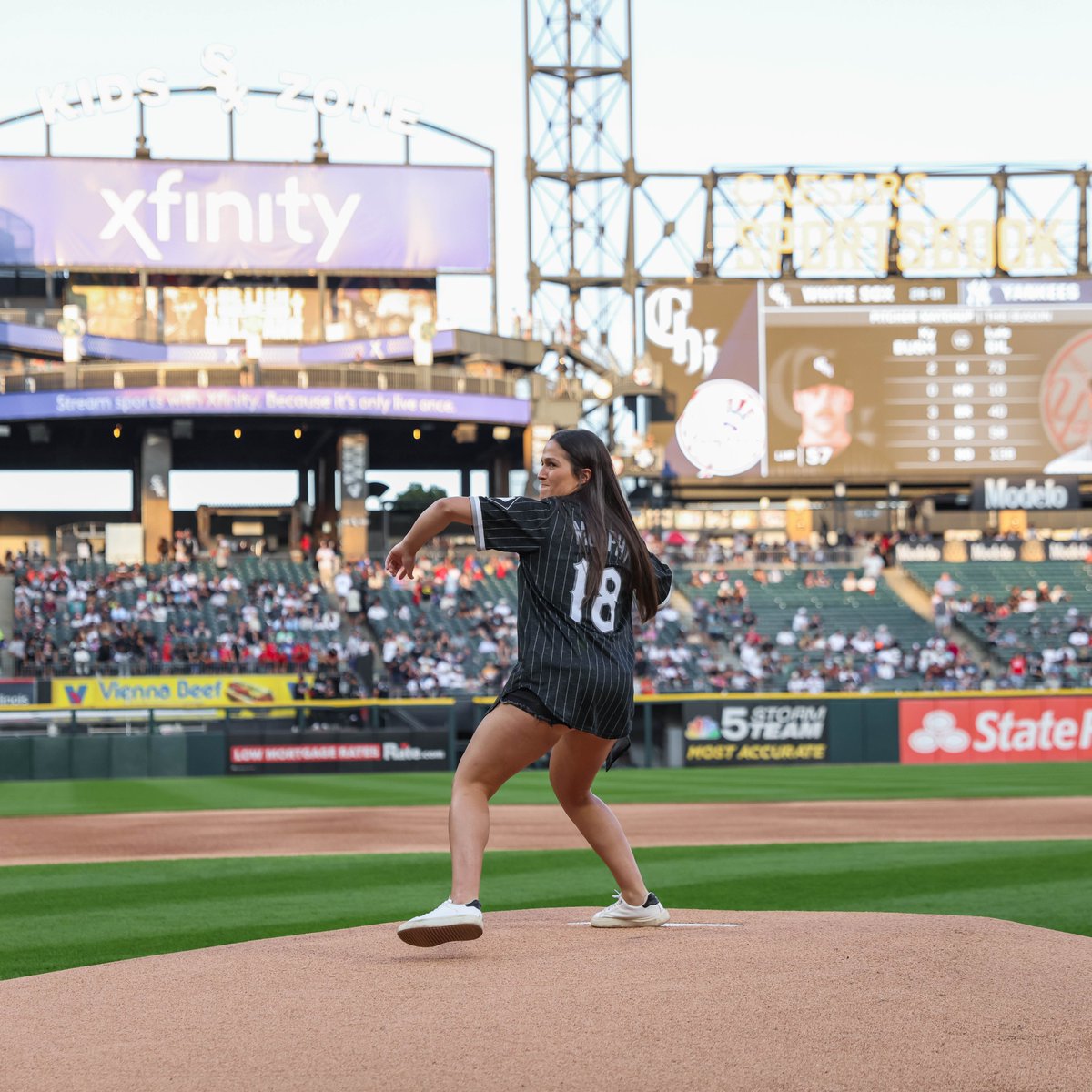 CHISOX Athlete Abbey Murphy lit the lamp with that first pitch! 🚨🏒