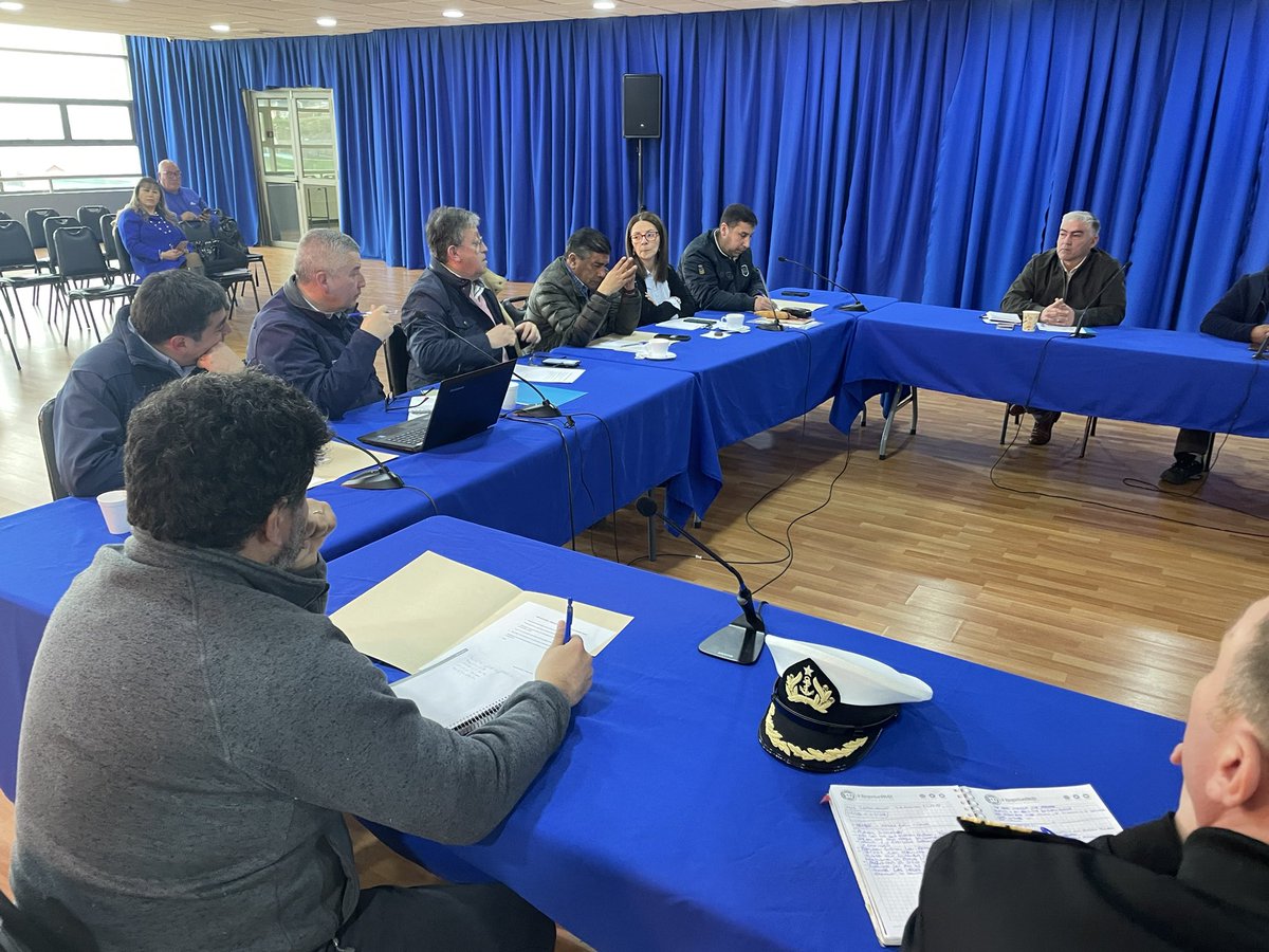 Gervoy Paredes (@gervoyalcalde) on Twitter photo Positiva reunión con dirigentes de Tenglo, emergencias y Operaciones del Municipio; <a href="/CentralCBPM/">Bomberos de Puerto Montt</a>, botes salvavidas y Suralis, para abordar puntos principales que contendrá un plan para abordar emergencias, que permita dar respuesta a situaciones de peligro o incendios. Positiva reunión con dirigentes de Tenglo, emergencias y Operaciones del Municipio; <a href="/CentralCBPM/">Bomberos de Puerto Montt</a>, botes salvavidas y Suralis, para abordar puntos principales que contendrá un plan para abordar emergencias, que permita dar respuesta a situaciones de peligro o incendios.