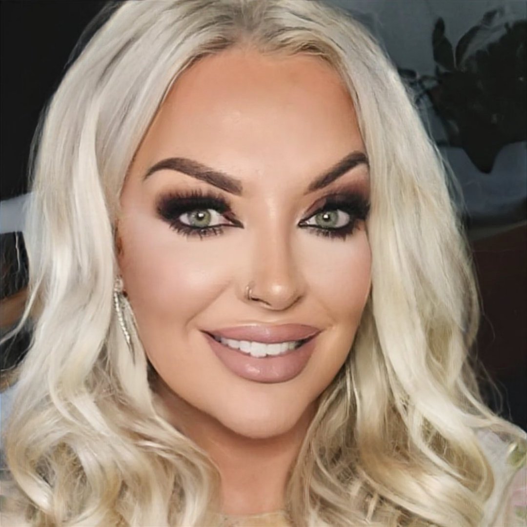 missdlitefull's tweet photo. Had my make up done for Siobhans babyshower .....  days to go now eeeekkk #glamma https://t.co/pxPJkL6utC