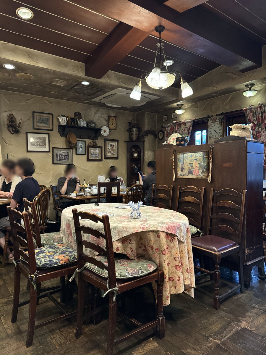 junkissanpo's tweet photo. 天神橋筋商店街にある西洋茶館。この日はお腹の空き具合的にスコーンだけに留めましたが、アフタヌーンティーがリーズナブルで内容も濃いので次回はこちらをと思います。特に土日は常に長蛇の列が出来ている超人気店。平日の夕方頃でも少し待って入店しました。並んででも食べる価値はあると思います。 https://t.co/98n5gWECZO