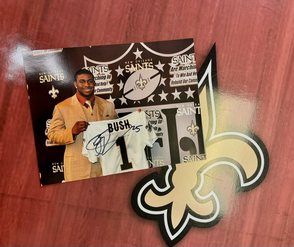 #Saints Giveaway ⚜️

RT for a chance to win this Reggie Bush autographed photo!

Rules: neworlns.co/TwitterContest

#SaintsContest