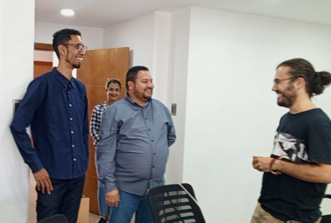 TupamaroMRT_'s tweet photo. En "La Yaya" casa de nuestro partido @WBenavides_MRT Sec. Gral. Nacional, @GustavoVasMrt Sec. Asuntos Internacionales y miembros de nuestra (DN) recibieron a Diego Millán de (UJCE) quién nos visitó en su carácter de joven español, revolucionario y antiimperialista

@NicolasMaduro https://t.co/cNIZUfEUbG