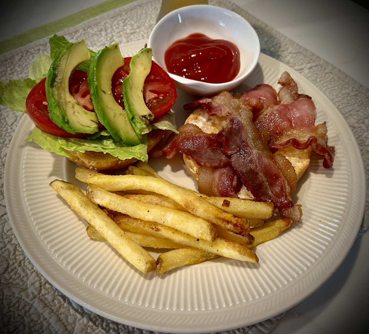 mlzema's tweet photo. #TwitterSupperClub
Bacon, Lettuce, Tomato & Avocado Sandwich w/Mayo on a Toasted Sesame Brioche Bun
French Fries & Ketchup
#Heineken #Beer
#BLTA https://t.co/NA2v6zx9HF