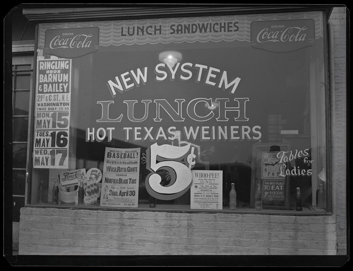 XmxHowes's tweet image. linda-howes.pixels.com/featured/new-s… #TheGreatDepression1935 #OfficeofWarInformation #FarmSecurityAdministration #Governmentphotos #Lunch #StoreWindow #HotTexasWeiners5cents #CocaCola #VintagePhotograph #Texas #wallart