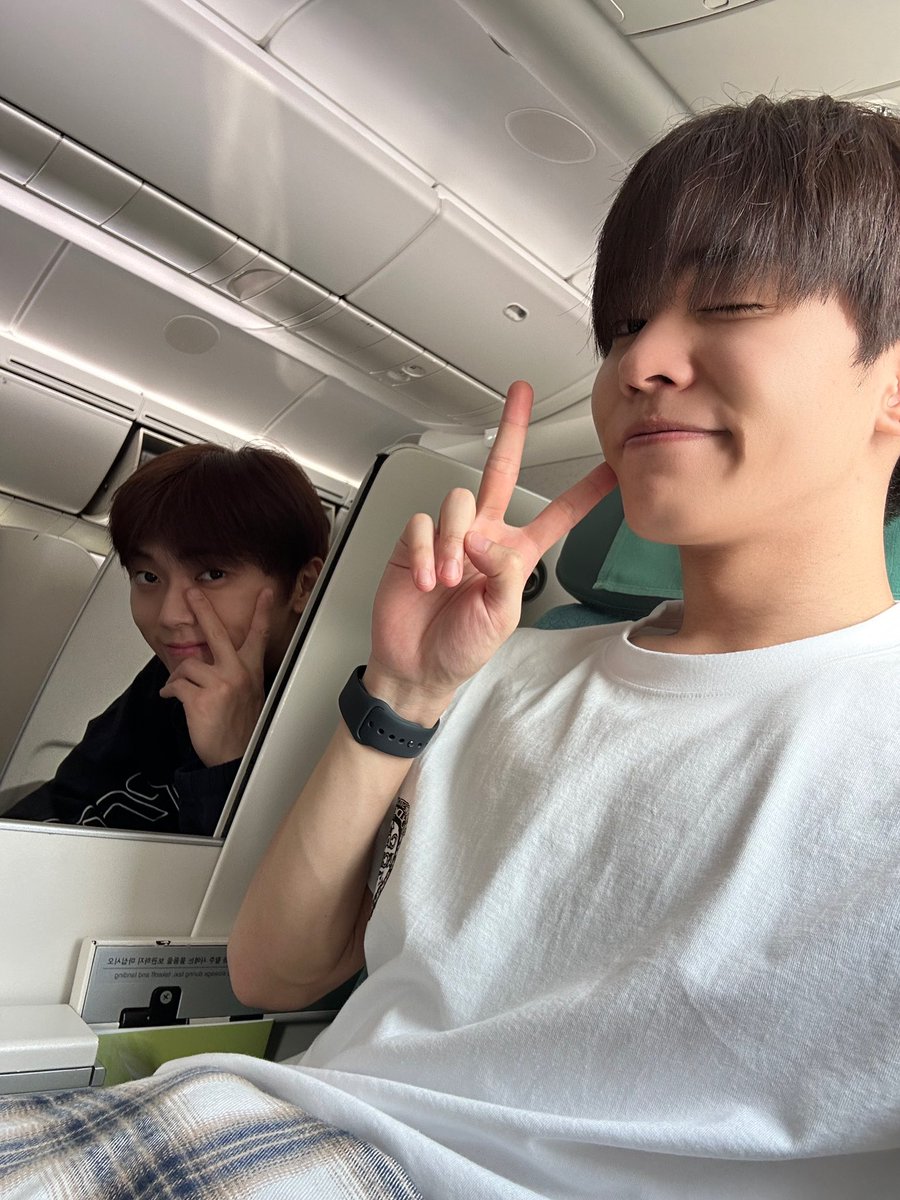 ONF_members's tweet photo. [#유 #U] 북미투어 다치지않게 화이팅하고 올게요 퓨즈😎 (장시간 옆자리는 그였다…) https://t.co/Q3ZEny7vbj
