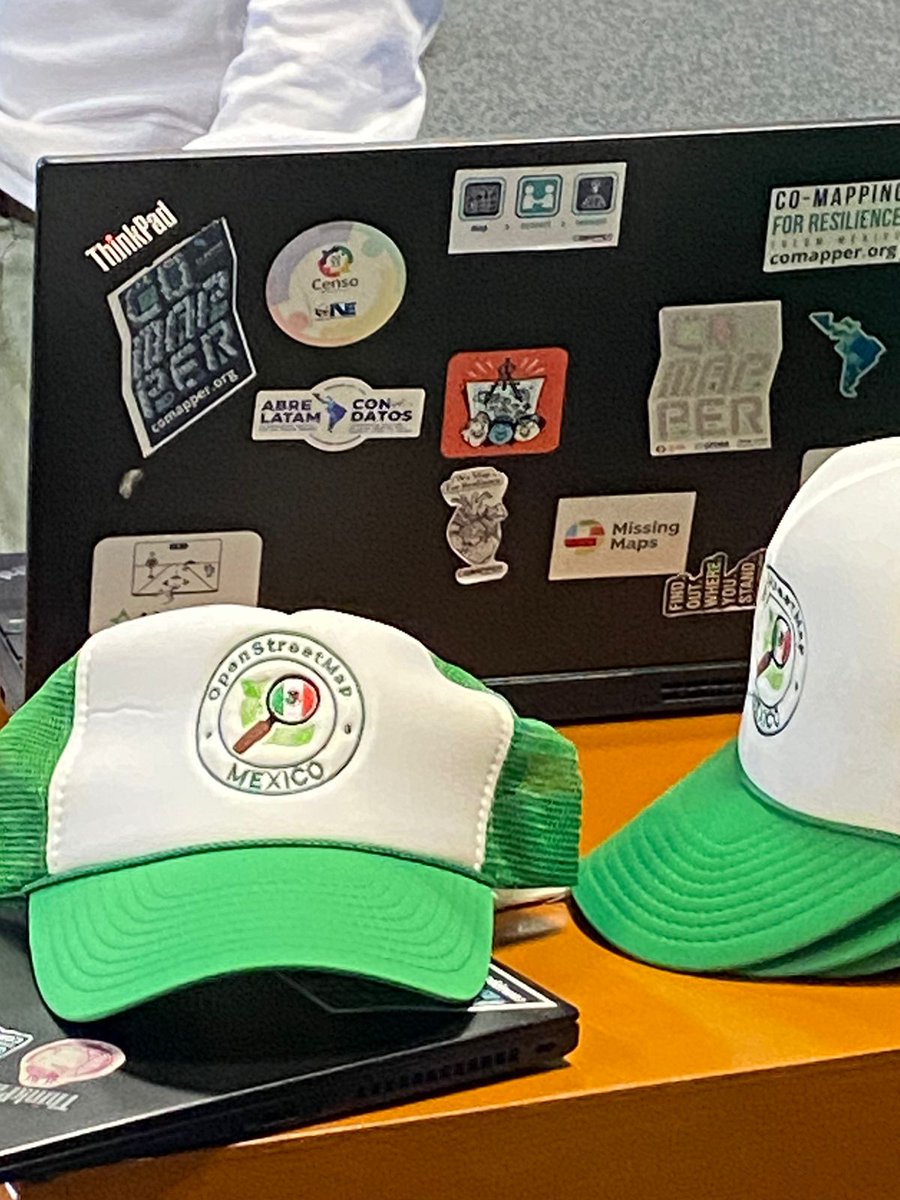 Iniciamos con una charla sobre el origen y las metas de <a href="/openstreetmap/">OpenStreetMap</a>, y la importancia de la colaboración para construir datos libres.