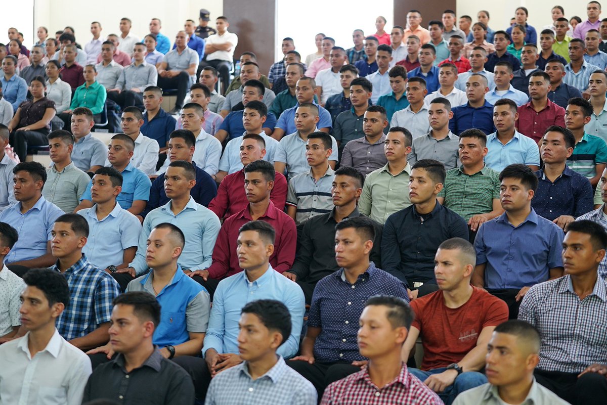 ANSPSV's tweet photo. 273 nuevos estudiantes ingresan a la Academia para iniciar su proceso formativo policial. Los jóvenes provienen de los 14 departamentos del país y han decidido servir y convertirse en Héroes de El Salvador. #ElOrigendelosHéroes. https://t.co/02SEWfdGhd