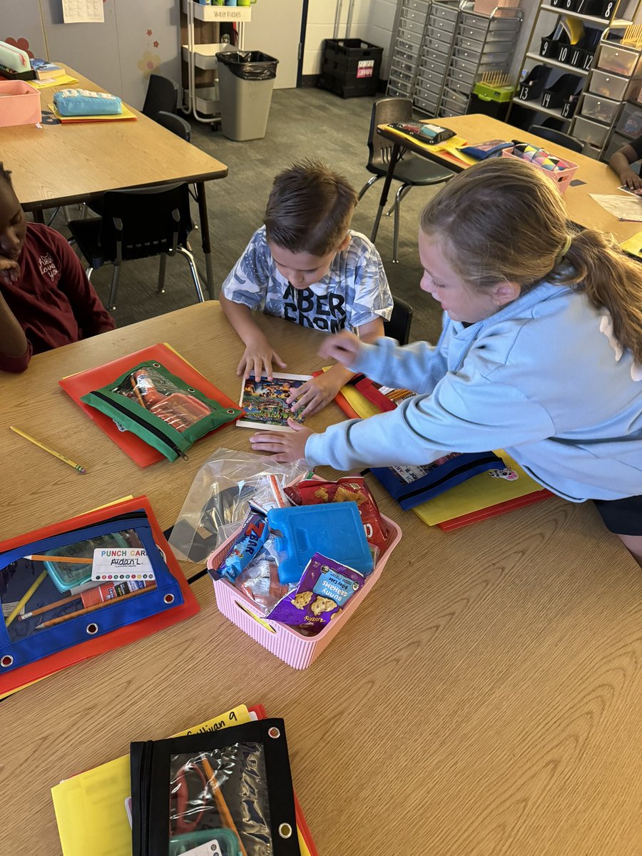 MrsBlasdel_DWE's tweet photo. Day 1 of becoming a historian was a success! We analyzed artwork, learned about communities, and found the big idea! ๐๐๐ฌ๐ต๏ธ @HumbleISD_DWE @humble_SocSt @humbleisd #learningisfun
#3rdgradebestgrade #DWErocks #depthandcomplexity https://t.co/Nsu9UF9d7e