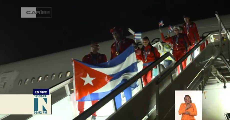 RadioRelojCuba's tweet photo. #RadioRelojReportando | Máximas autoridades de #Cuba reciben a delegación olímpica de 61 atletas y 9 medallistas que representó a la Patria en #París2024. (Fotos) #CubaInspira #CubaViveEnSuHistoria https://t.co/yfLYPneFb2