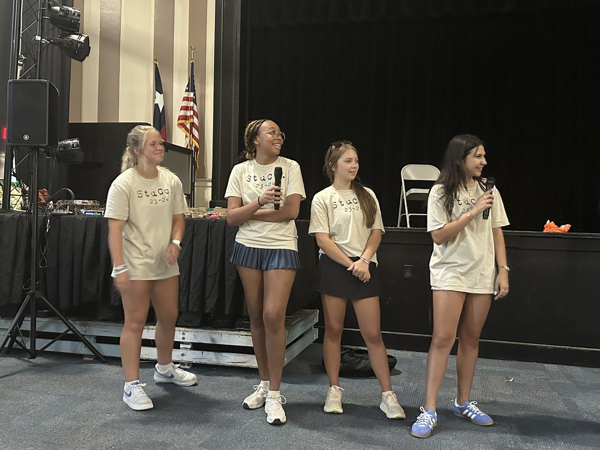 🔥 🌭What a turnout at the <a href="/HeightsFWISD/">Arlington Heights High School</a> Freshman Cookout! Students met new friends, enjoyed some great food, took a campus tour with StuCo/cheer, and got their questions answered by our awesome administrators. <a href="/MASerrano20/">Miguel Angel Serrano, Ph.D.</a> <a href="/drbarrettAHHS/">Justin Barrett</a> <a href="/EducatorStrom/">Mel Strom</a> <a href="/anahiev/">Anahí Esparza Vallín</a> <a href="/AFBohannon/">Alicia Bohannon</a>
