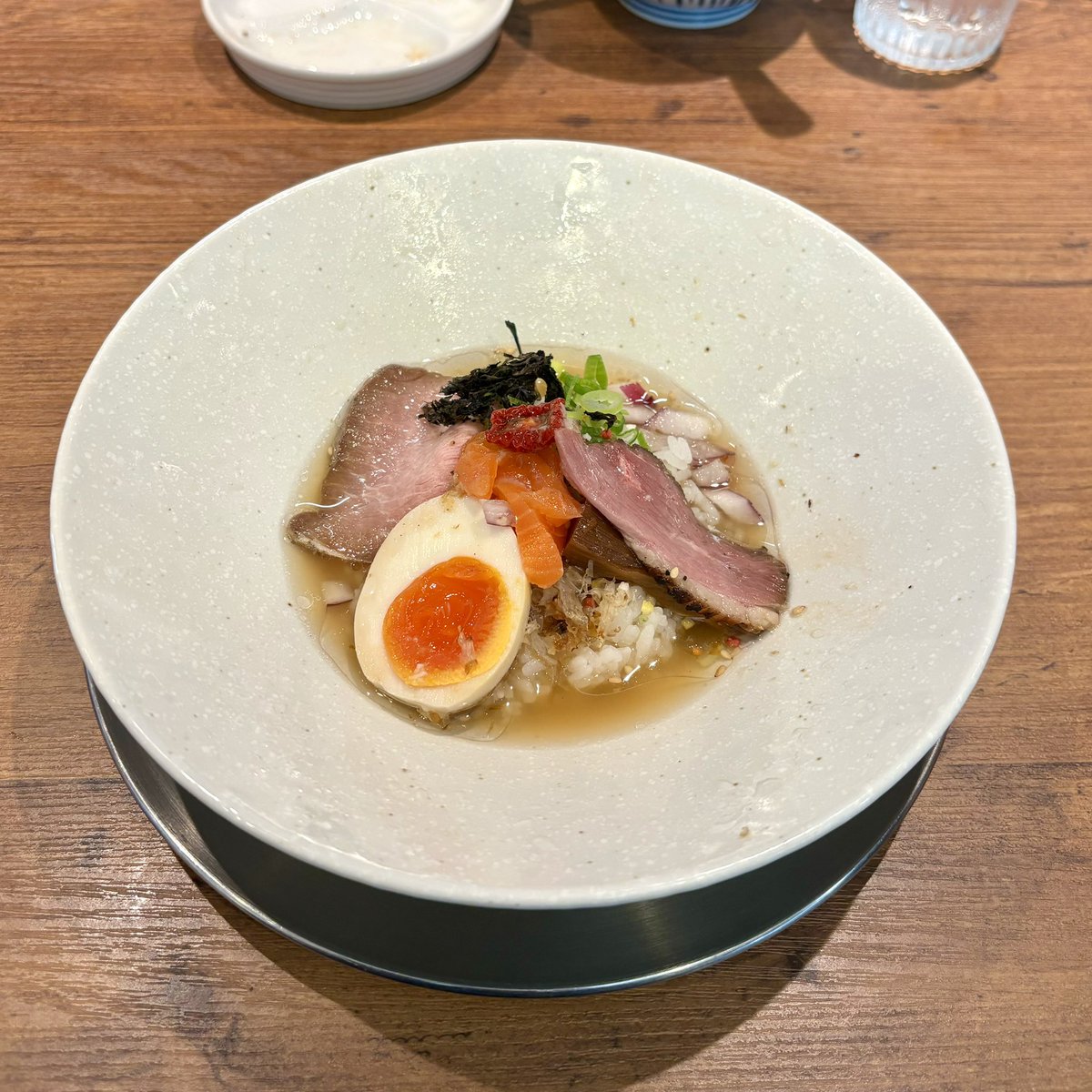 jinjin878's tweet photo. 麺創房LEOさん🍜
もち小麦の冷香麺🧊追い飯

通い始めて虜になったLEO冷香麺✨️
ご対麺した時の👀凄いなーこの麺🥢の感動は健在。旨味たっぷりなトロッとしたタレを絡めながら、どのTPから食べよっかな〜🎶と組み合わせ無限大楽し！

大変美味しかったです。
激しく御馳走様でした🙏
#麺創房LEO https://t.co/ny9iB2M7mh