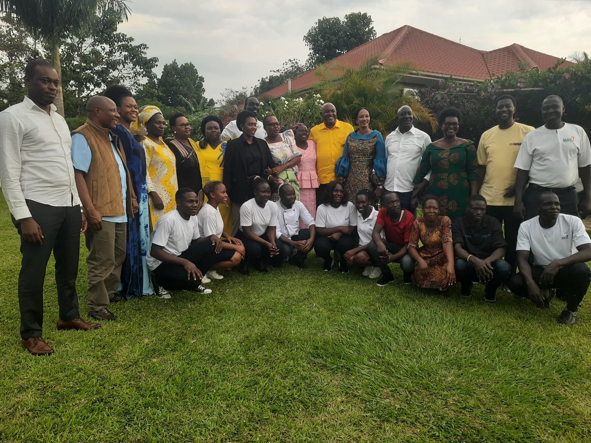 CHRISBARYOMUNS1's tweet image. Postponed today's Cabinet sitting to join the youth in Soroti to celebrate their National Youth Day.It was an honor to engage with District Delegates at Soroti University. I'm pleased to share that Cabinet has directed 30% of PDM funds to the youth.