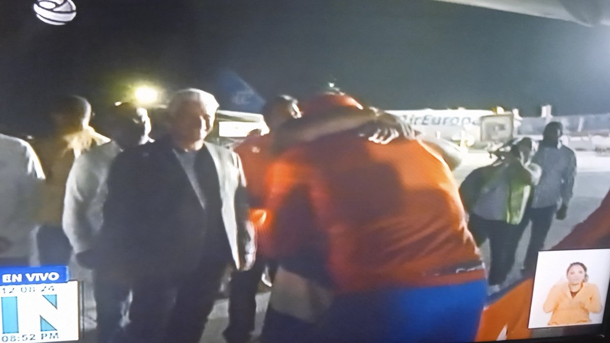 Bienvenidos a la Patria campeones 💪🏿💪🏼💪🏽🥇🥈🥉!!!! #Cuba 🇨🇺 toda os contempla orgullosa!!!

Ustedes inspiran ❤️!!! #CubaInspira🇨🇺❤️!!!