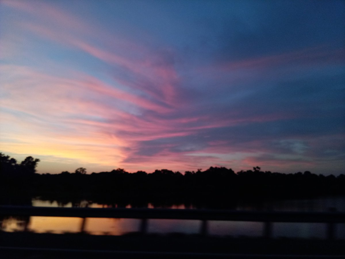 pctechtx's tweet image. The chemtrails sure make pretty sunsets