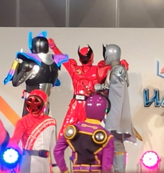 これはとってもご機嫌なクワガタオージャーとそれを見てうんうんと頷いてるオオクワガタオージャー様