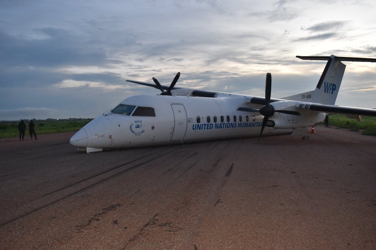 unmissmedia's tweet photo. Peacekeepers from #India 🇮🇳 #ServingForPeace🕊️ in #SouthSudan 🇸🇸 demonstrated their dedication and effectiveness by swiftly clearing the ✈️Malakal airport runway to ensure it is fully functioning after a plane made an emergency landing.
#A4P https://t.co/ZJHDTJ2Sps